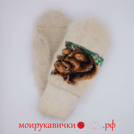 Пуховые варежки Белочка зимой