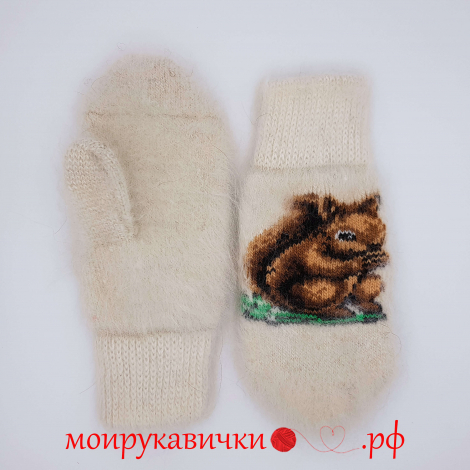 Пуховые варежки Белочка зимой
