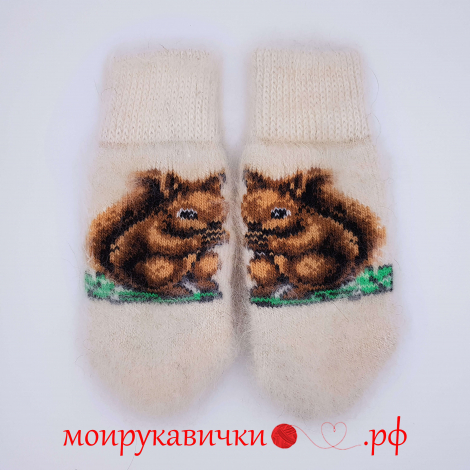 Пуховые варежки Белочка зимой