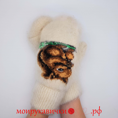 Пуховые варежки Белочка зимой